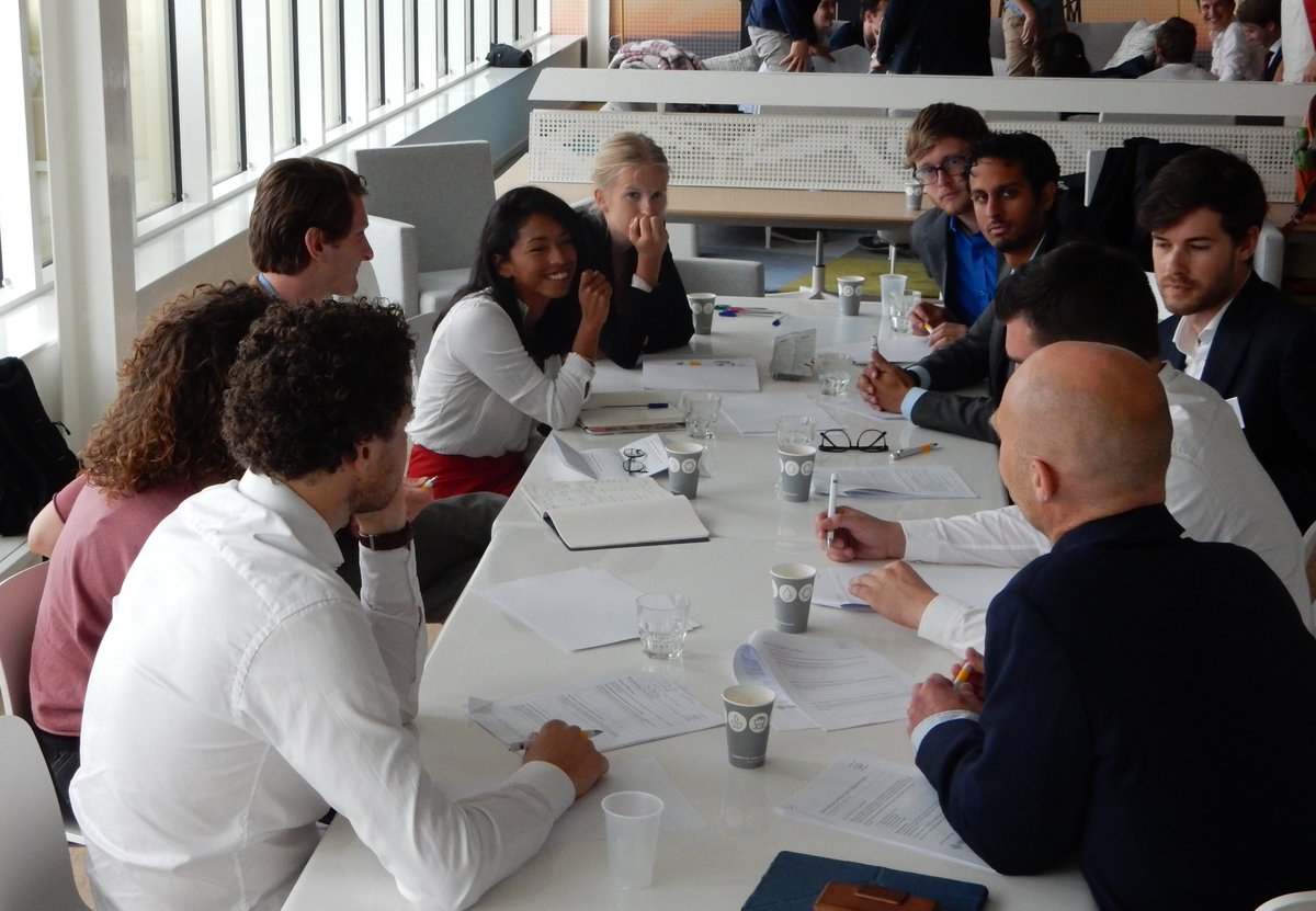 SustainMotion's tweet photo. De deelnemers zijn druk in gesprek met de experts over #smartcities, #fluctuerendeenergie en #duurzameindustrie! #EIT2017 https://t.co/HjFziaIPQZ