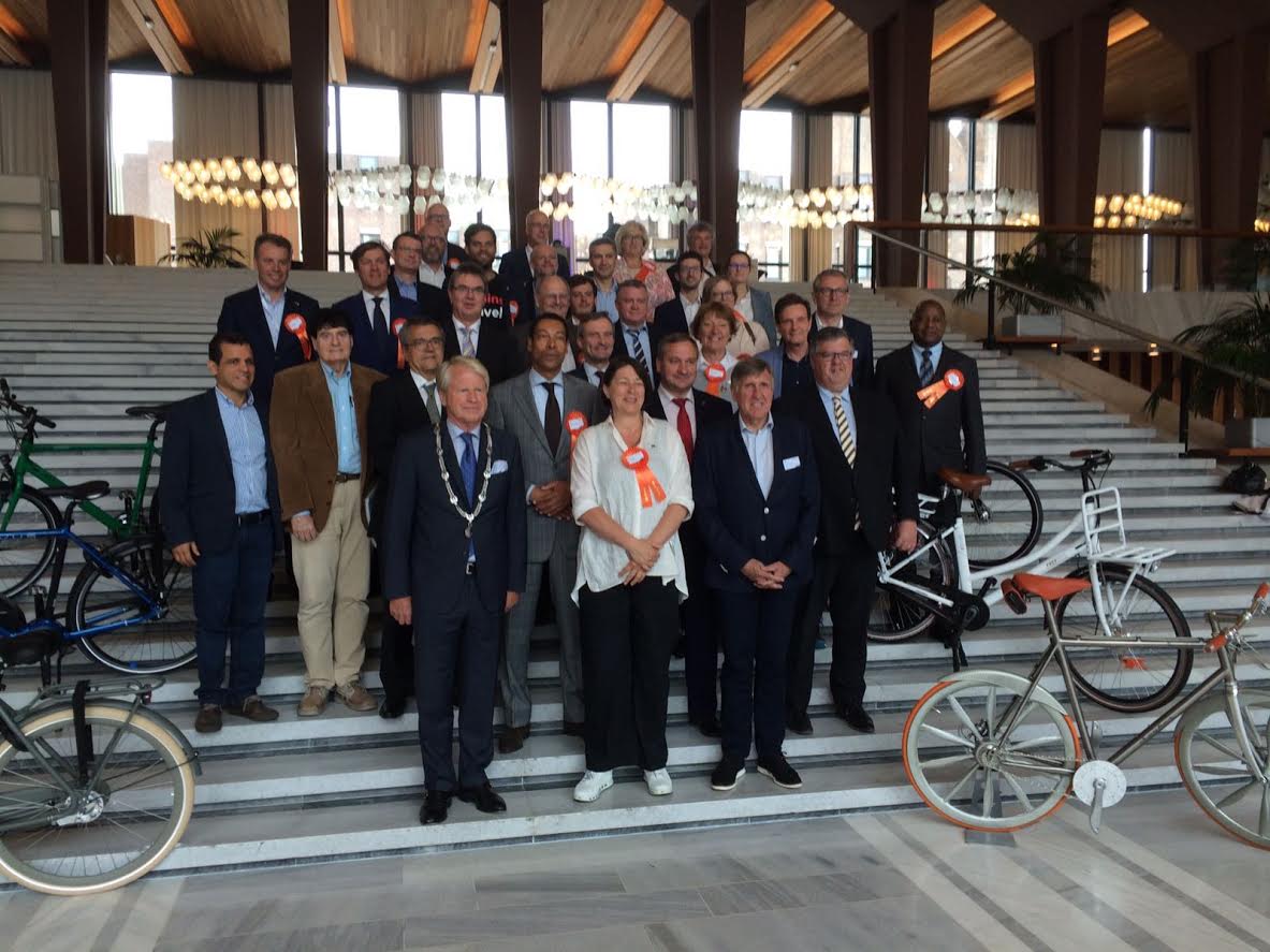 VelocitySeries's tweet photo. All smiles at the steps of Arnhem City Hall! Mayors and @Bulc_EU embrace the Freedom of Cycling. #tippingpoint #MayorsSession #vc17 #vc2017 https://t.co/rOBDKywDgs