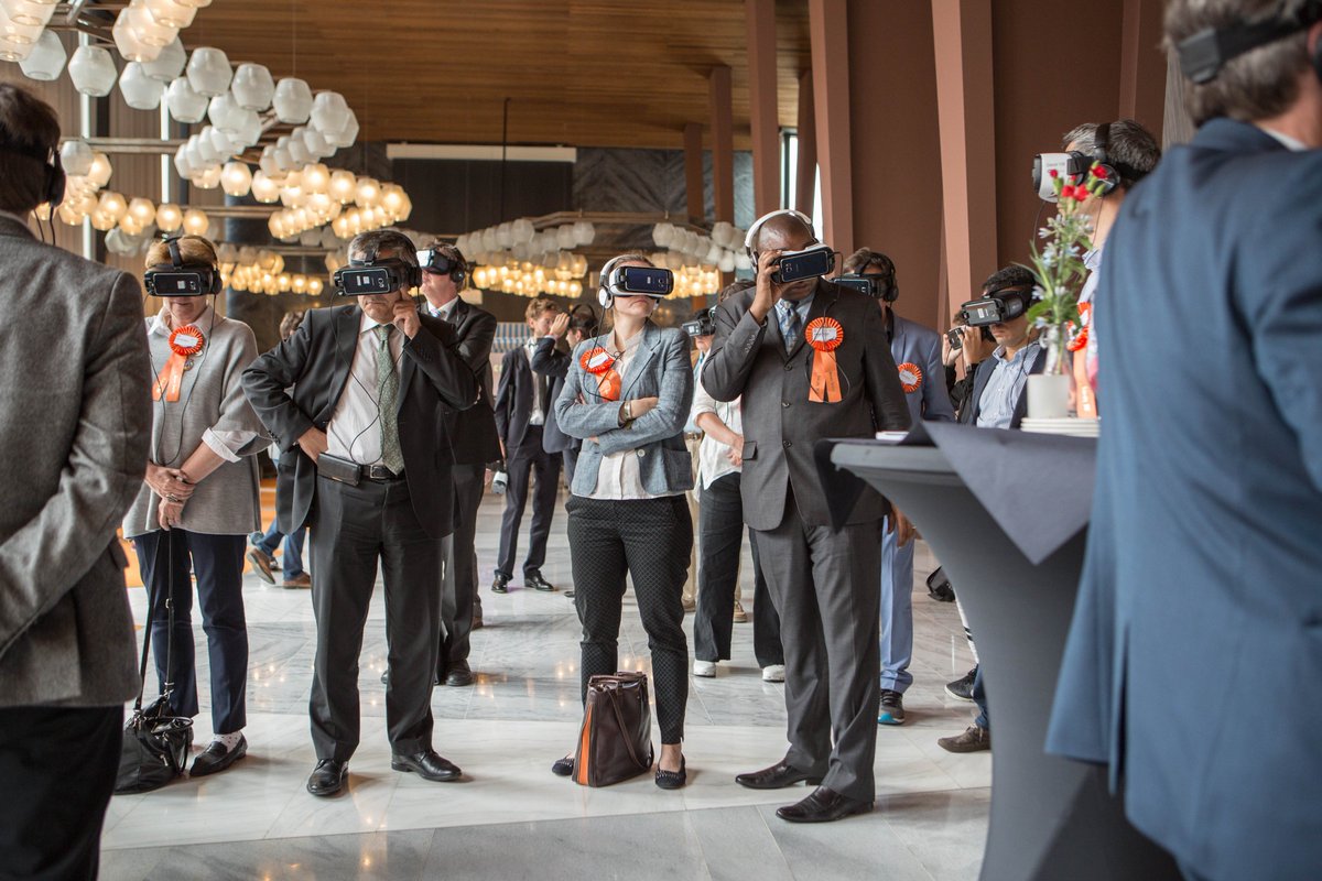 economicboard's tweet photo. Geslaagde première van onze VR-experience over regio Arnhem-Nijmegen-Wageningen door voorzitter Bruls tijdens #MayorsSession #velocity2017. https://t.co/CQ3V04gVE0