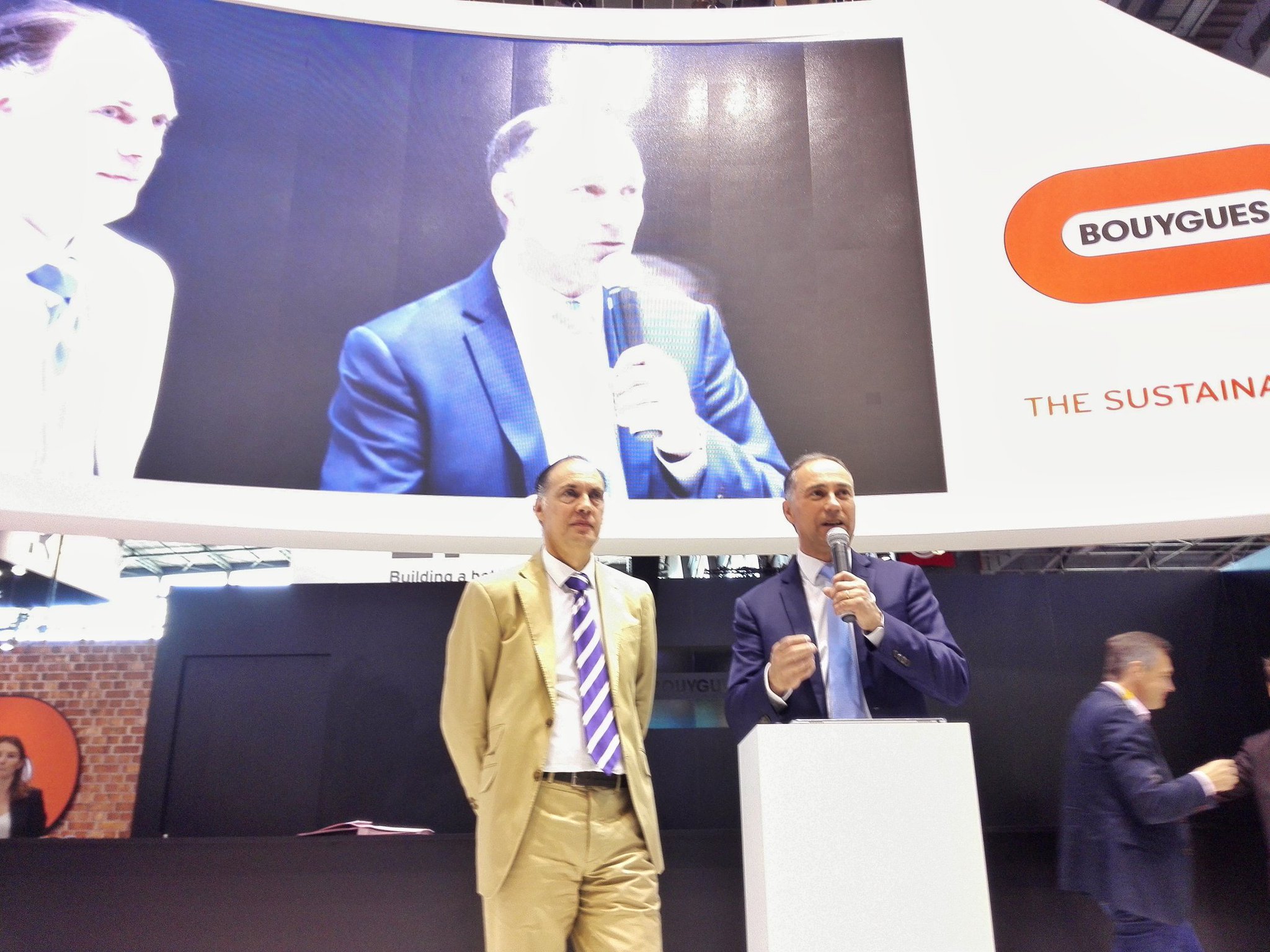 Signature de l'accord de partenariat entre Cisco et Bouygues Construction.