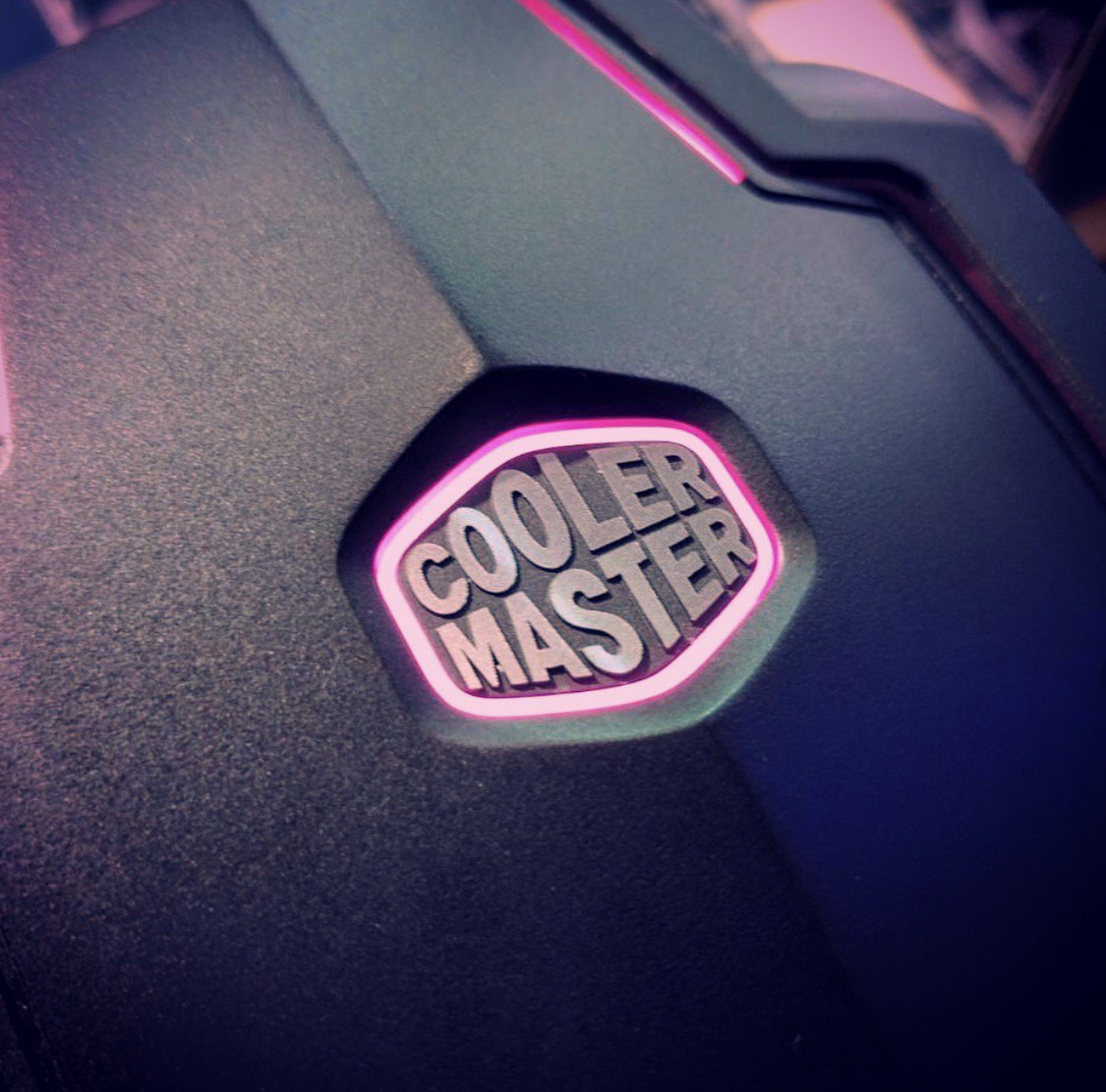 coolermasterfr's tweet image. Vous avez dû croiser notre nouveau logo RGB ! Vous aimez ? 😉
