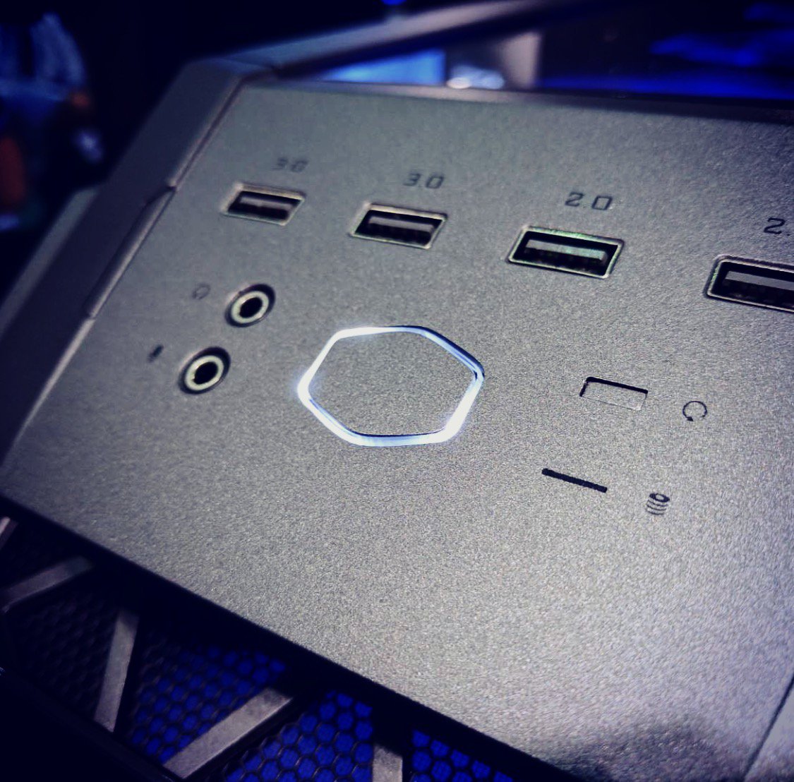 coolermasterfr's tweet image. Vous avez dû croiser notre nouveau logo RGB ! Vous aimez ? 😉