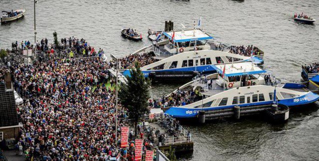 parool's tweet photo. Wordt de nieuwe brug de Mont Ventoux van Amsterdam? Hoe de sprong over het IJ politiek moet worden ingepolderd: https://t.co/cVABQMm6V2 https://t.co/cfEITemoXP