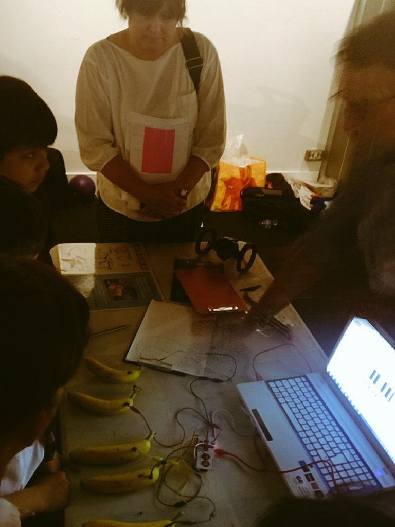 EpicCIC's tweet photo. Everyone getting stuck in at the #childrenschoiceconference @sciencemuseum learning about science ☺️ #bannanapiano #scienceofhair #dna https://t.co/r9J6BRxOOJ