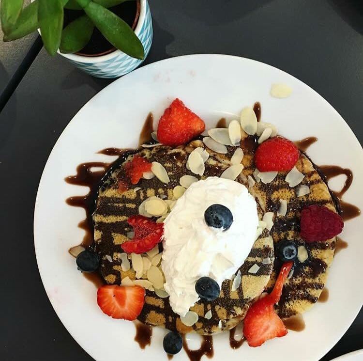 On se retrouve dimanche de 11h à 15h chez Cloud Cakes, pour notre brunch et déguster nos succulents pancakes en dessert ! 😃🥐☕️💙
