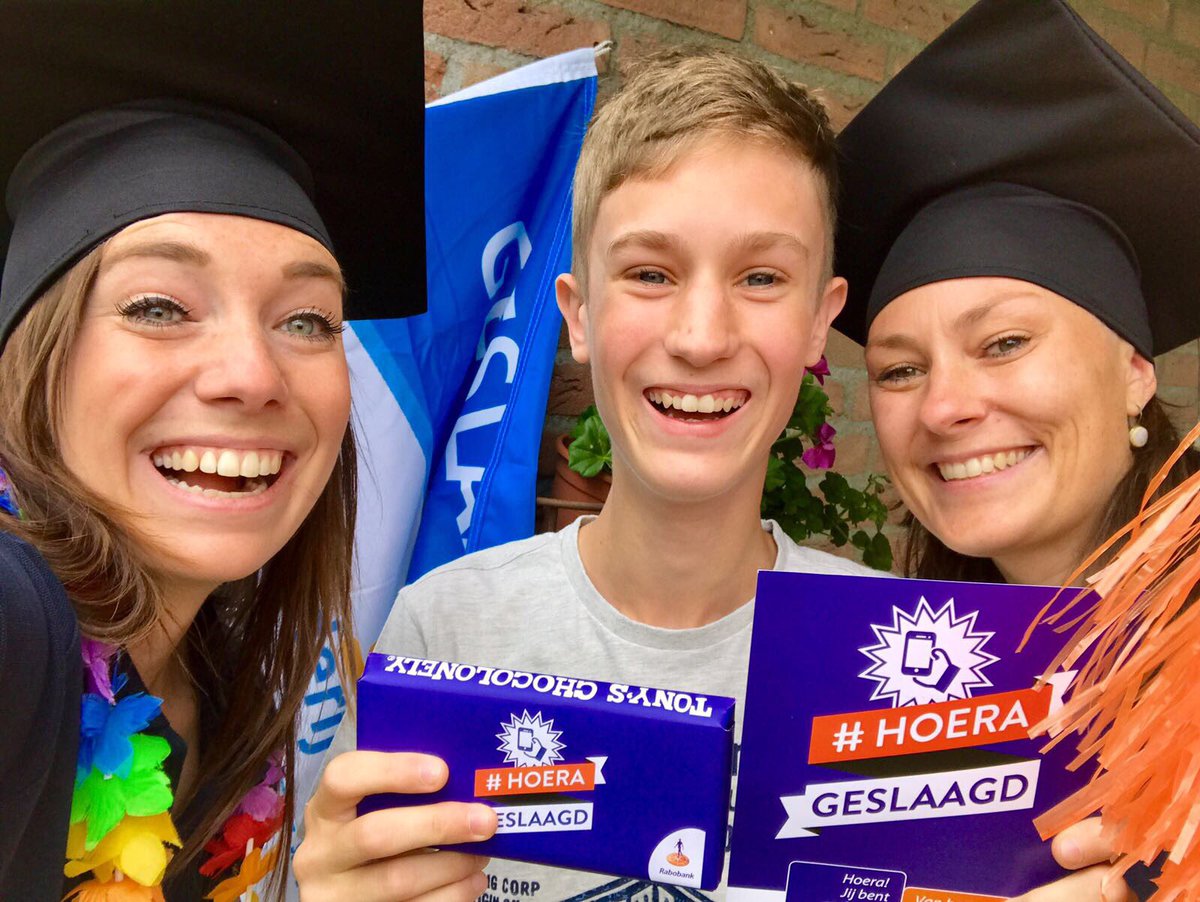 AngelikavdVen's tweet photo. Deze topper uit #AarleRixtel is zojuist verrast door het enthousiaste #HoeraGeslaagd team van #Rabobank #PeelNoord https://t.co/KAzmLm96Sf