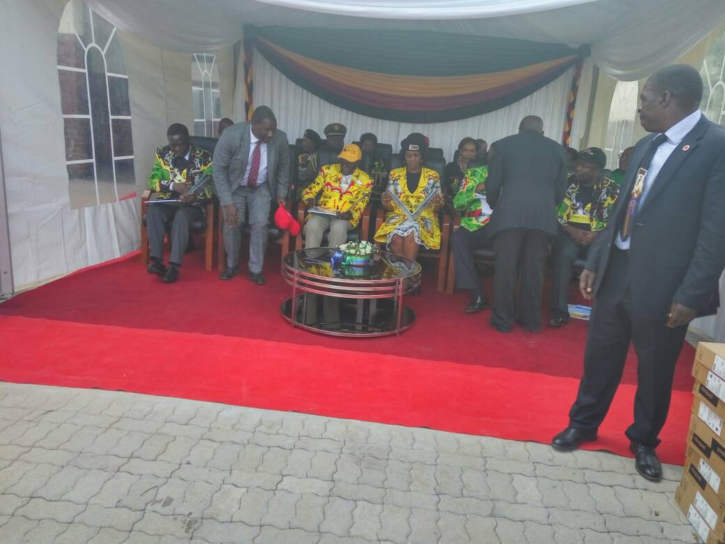 ManicaPostZim's tweet photo. #Youthinterface President Mugabe arrives in Dangamvura to officially open Information Centre. @diamond1038fm @HeraldZimbabwe @zenenga1 https://t.co/hDliYAJzwP