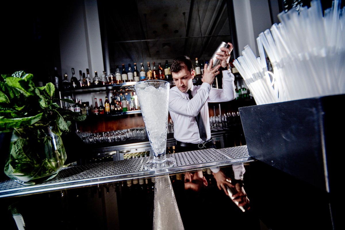 Threadneedles's tweet photo. Let our expert bar team get your weekend started with some of your favourite cocktails! #FridayFeeling #drinks #threadneedles #London https://t.co/P9RvZr7wI7