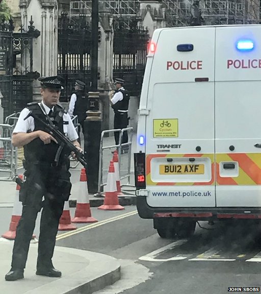 Photos show man being arrested by armed police outside Houses of Parliament bbc.in/2szLZ2Q