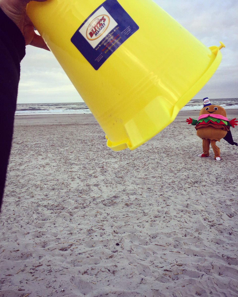 blitzsmarketoc's tweet photo. We're busy catching Burgers for your beach bucket lunch delivery๐โ๏ธ๐~https://t.co/PwW8j53wKY~ @BBLunch #beachdelivery #eatsleepbeachrepeat https://t.co/jc1CAnkQy4