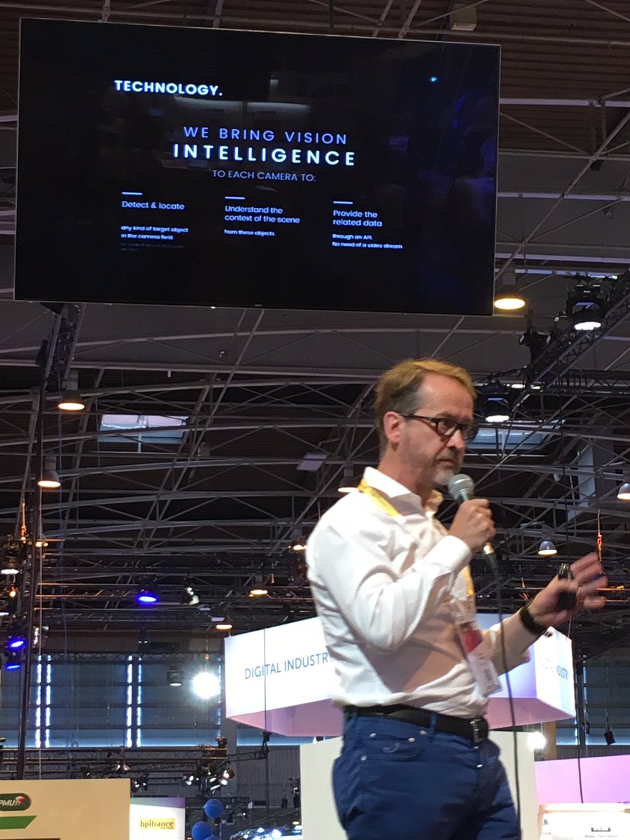 <a href="/smart_me_up/">Smart Me Up</a> with pitch black presentation for <a href="/Eurostar/">Eurostar</a> contest #VivaTech <a href="/WS_ShakeUp/">Shake'Up by Wavestone</a>