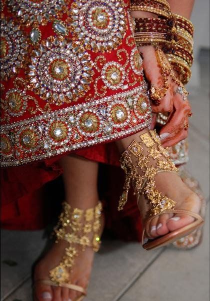MonsoonWeddings's tweet photo. #Bridalshoes #shoesdesigns #weddingshoes #wedding #weddinginspiration #gold #colorful #jewellery #hautecouture #accessories #Indianfashion https://t.co/INfHznHMnb