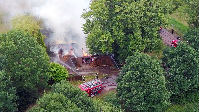 brandweerHU's tweet photo. Vanmorgen samen met @brwdrn gealarmeerd voor een uitslaande brand in #Elshout. Het pand met rietenkap moet als verloren worden beschouwd https://t.co/D196rtJylE