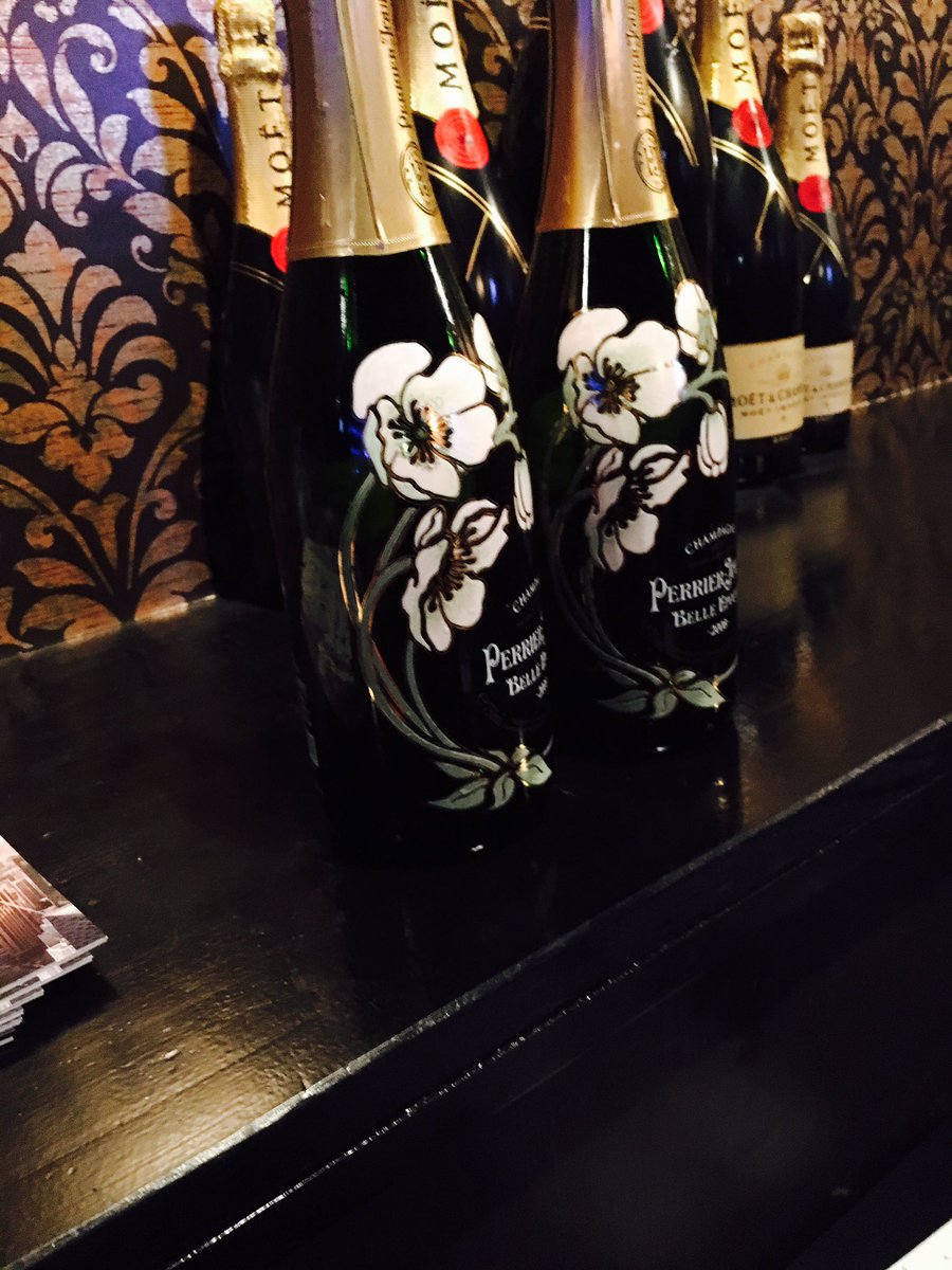 BerACE41akira's tweet photo. やってもた！
知り合いのオーナーさんに連れられ、シャンパンパーチー🍾
元ホストの子と3人で！
この子はすぐにダウン！
本数が増えるほど、写真がボヤけてる(-_-;)計8本！
二日酔いや〜(*´ω`*)
#ホスト #出張ホスト #エスコート #関西 #berace #ベラーチェ https://t.co/H69o6hzBr3