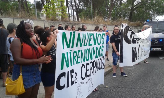 eldiarioes's tweet photo. "Ni nuevos, ni renovados, CIEs cerrados": la protesta que exigió anoche en Madrid el fin de los CIE https://t.co/IE0kQyqm52 https://t.co/N0weP76bEr