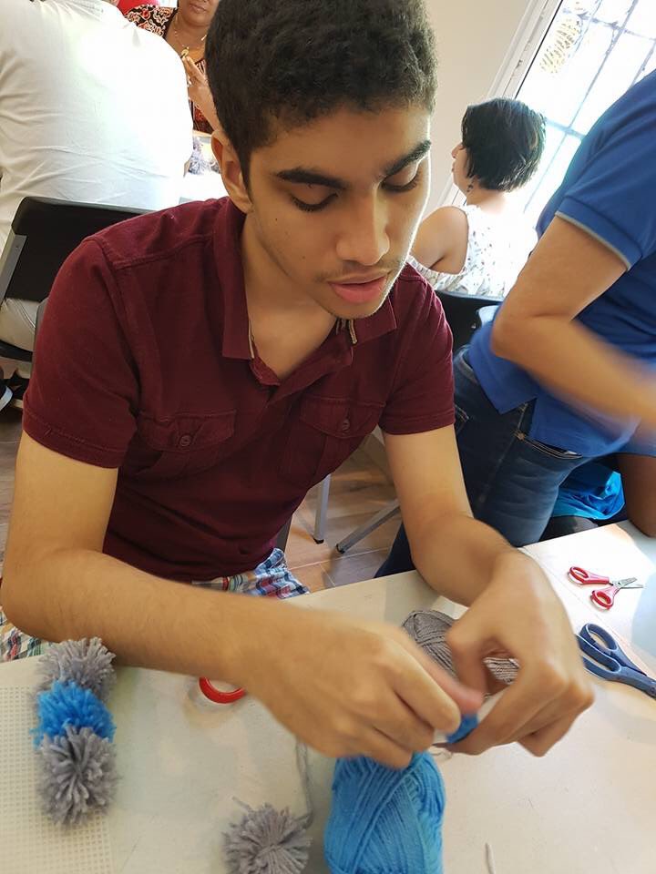 Autismpanama's tweet photo. La costura es un aprendizaje que ayuda al joven con #autismo a concentrarse y ganar mayor independencia. No los subestimemos. Son capaces. https://t.co/Cr8fbBvWRI