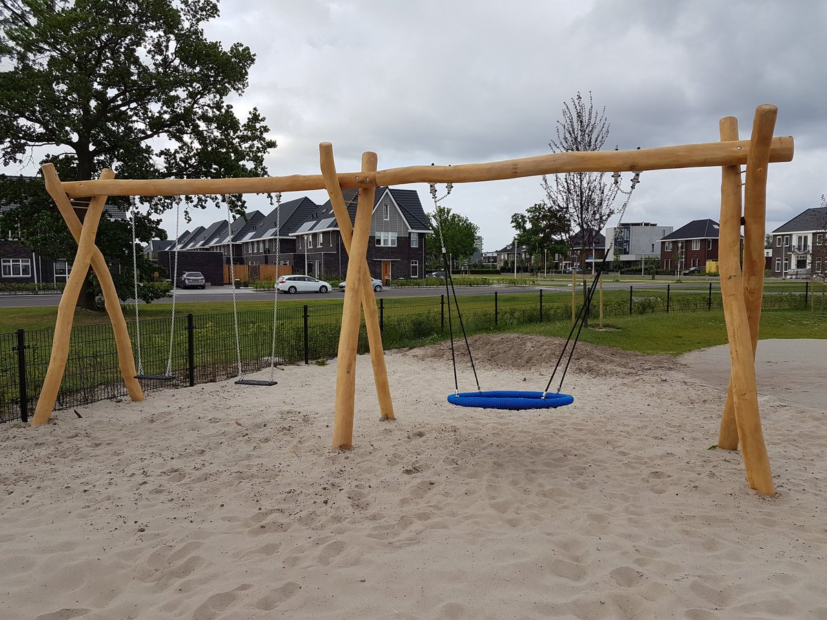 DeDiamant's tweet photo. Ons schoolplein mét duo-schommel, vogelnest én zandbakomlijsting! #natuurlijkspelenenleren #lopathon @pcboapeldoorn @acaciarobinia https://t.co/SSCrh7wnBP