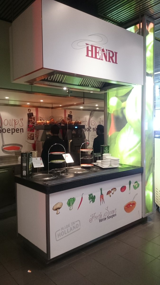 Vandaag zijn we te gast bij HMSHost op Schiphol. Mooi om 'onze eigen' soupcorner eindelijk eens live te zien! <a href="/FoodserviceXS/">FoodserviceXs</a>