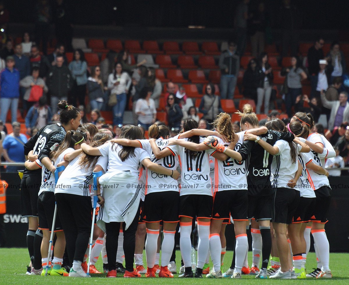 Peiro14's tweet photo. Hoy más juntas que nunca, a por el mismo objetivo! Semifinal de la Copa de S.M. La Reina, a las 17:00 Vlc-Barcelona. #SEMPREAMUNT ⚪️⚫️💪🏽 https://t.co/J5EoCw7GoL