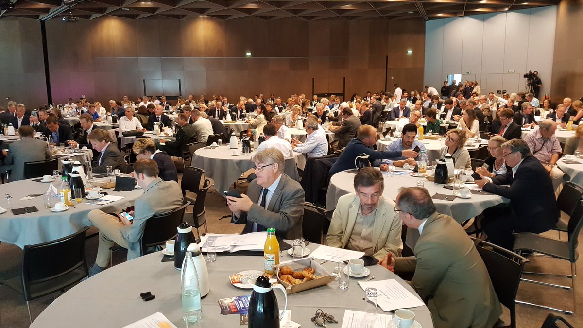 CgrandLille's tweet photo. Sondage connecté de rigueur pour notre thématique du jour ! Stay connected ! #LinkedLille avec @MeetNeedz https://t.co/kosQAURWx2