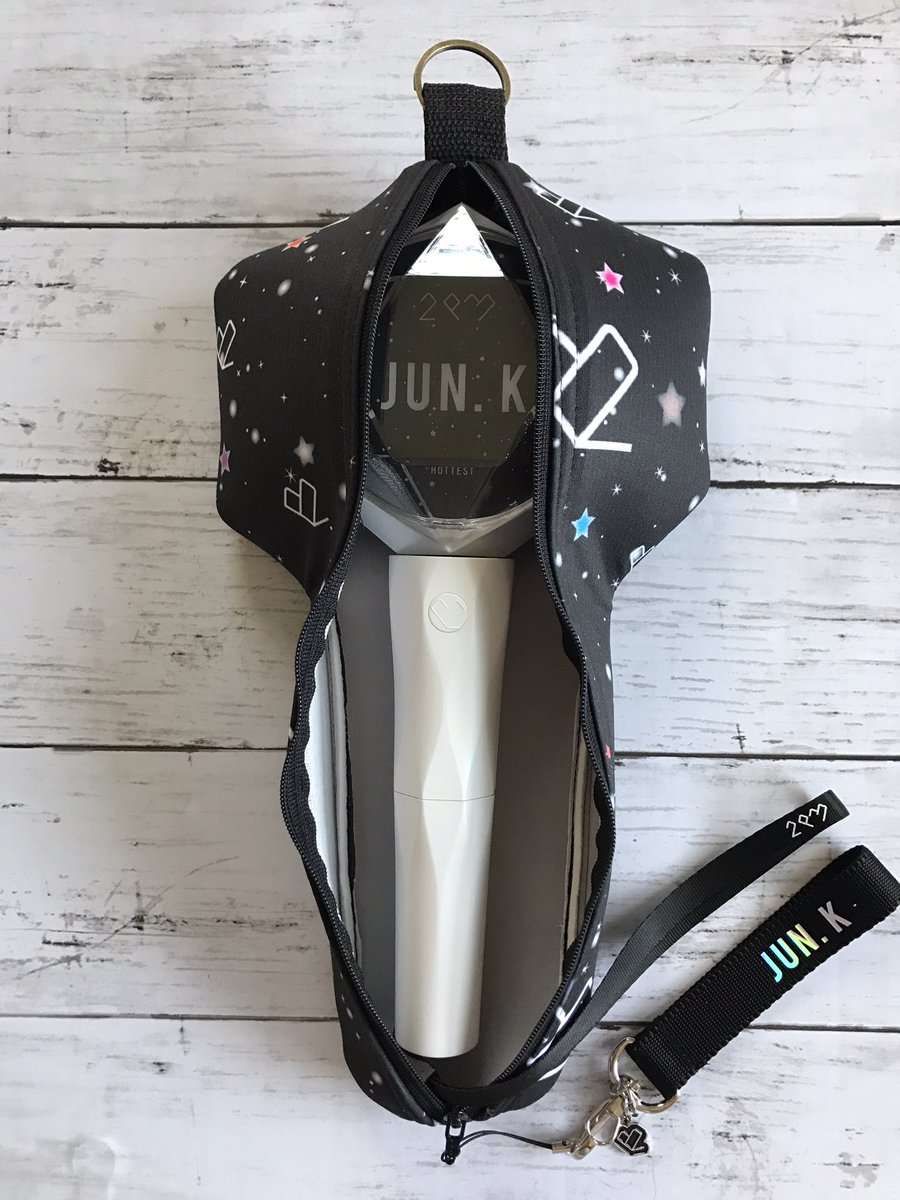 pinionma's tweet photo. sticklight case
スティックライト(ペンラ)のケース❤️布からデザインしました!
個人的な物です。
6色のStar☆を入れて彼らを表現(^^)
#2PM #2pm6nights #jun.K
#jun_k #sticklight
IG anan.handmade https://t.co/UBWcVhdcsw