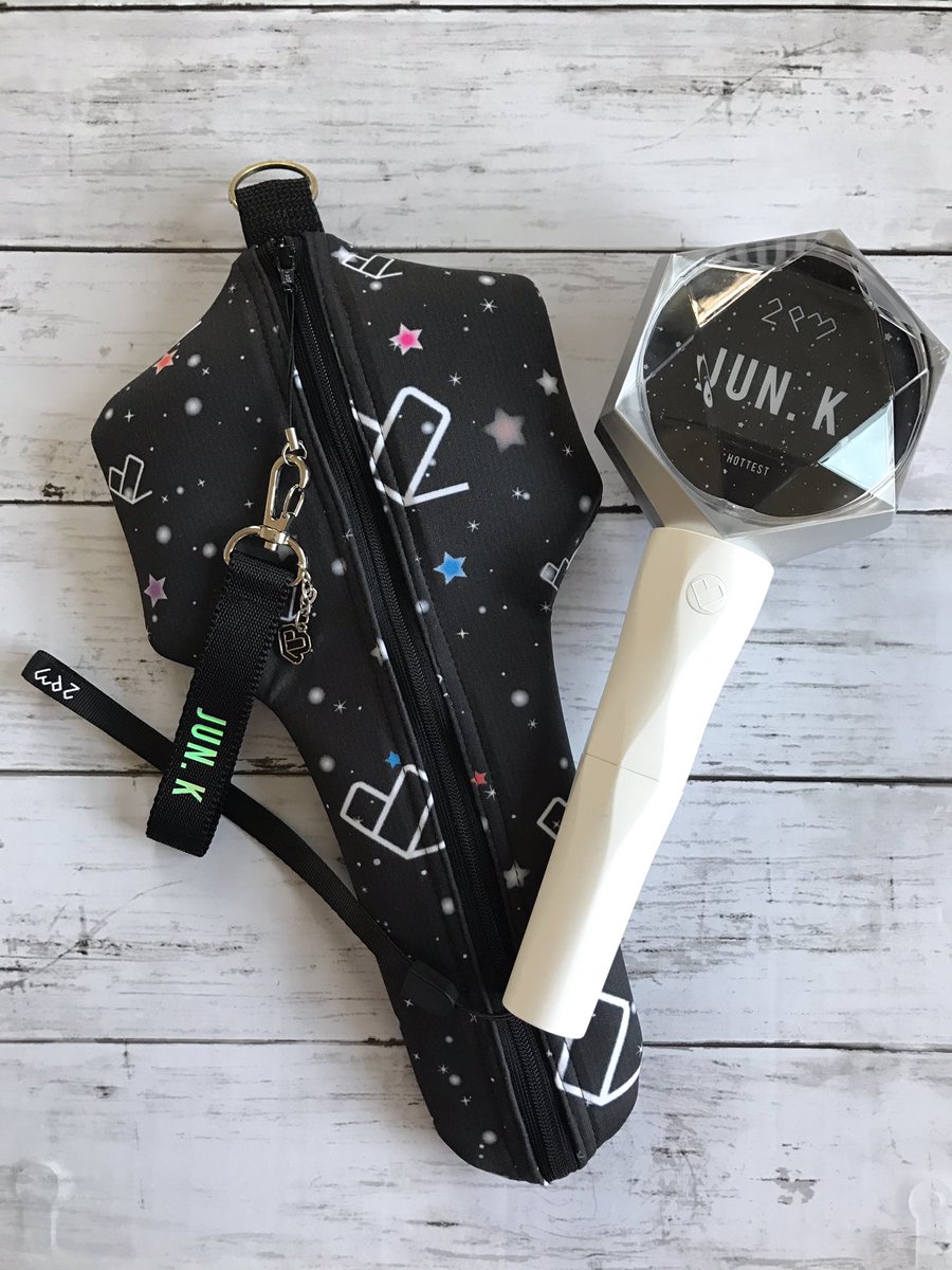pinionma's tweet photo. sticklight case
スティックライト(ペンラ)のケース❤️布からデザインしました!
個人的な物です。
6色のStar☆を入れて彼らを表現(^^)
#2PM #2pm6nights #jun.K
#jun_k #sticklight
IG anan.handmade https://t.co/UBWcVhdcsw