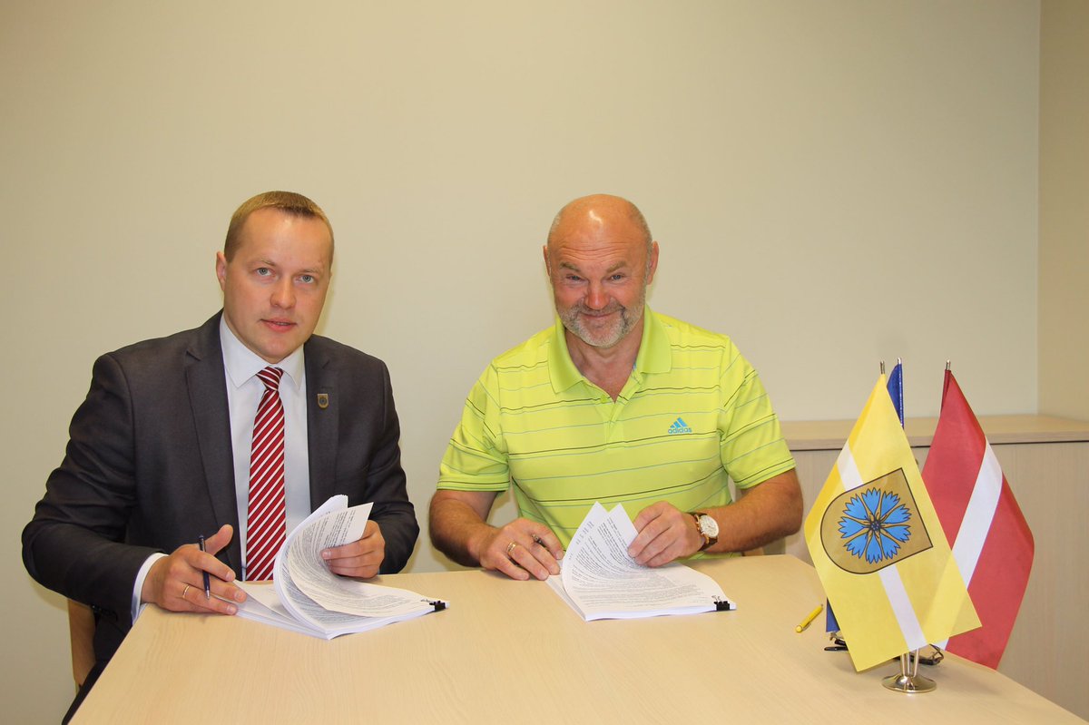GintsKukainis's tweet photo. Šodien noslēdzām būvdarbu līgumu ar sia "8 CBR" par Gaujas ielas rekonstrukciju Smiltenē, būtiski uzlabosim satiksmes drošību Smiltenē! https://t.co/kIxObPE1WW