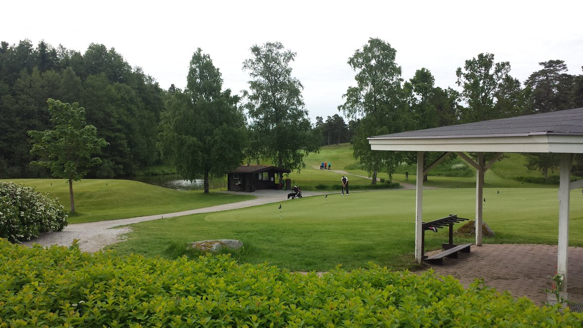 Laddar inför kroggolfen på söndag.