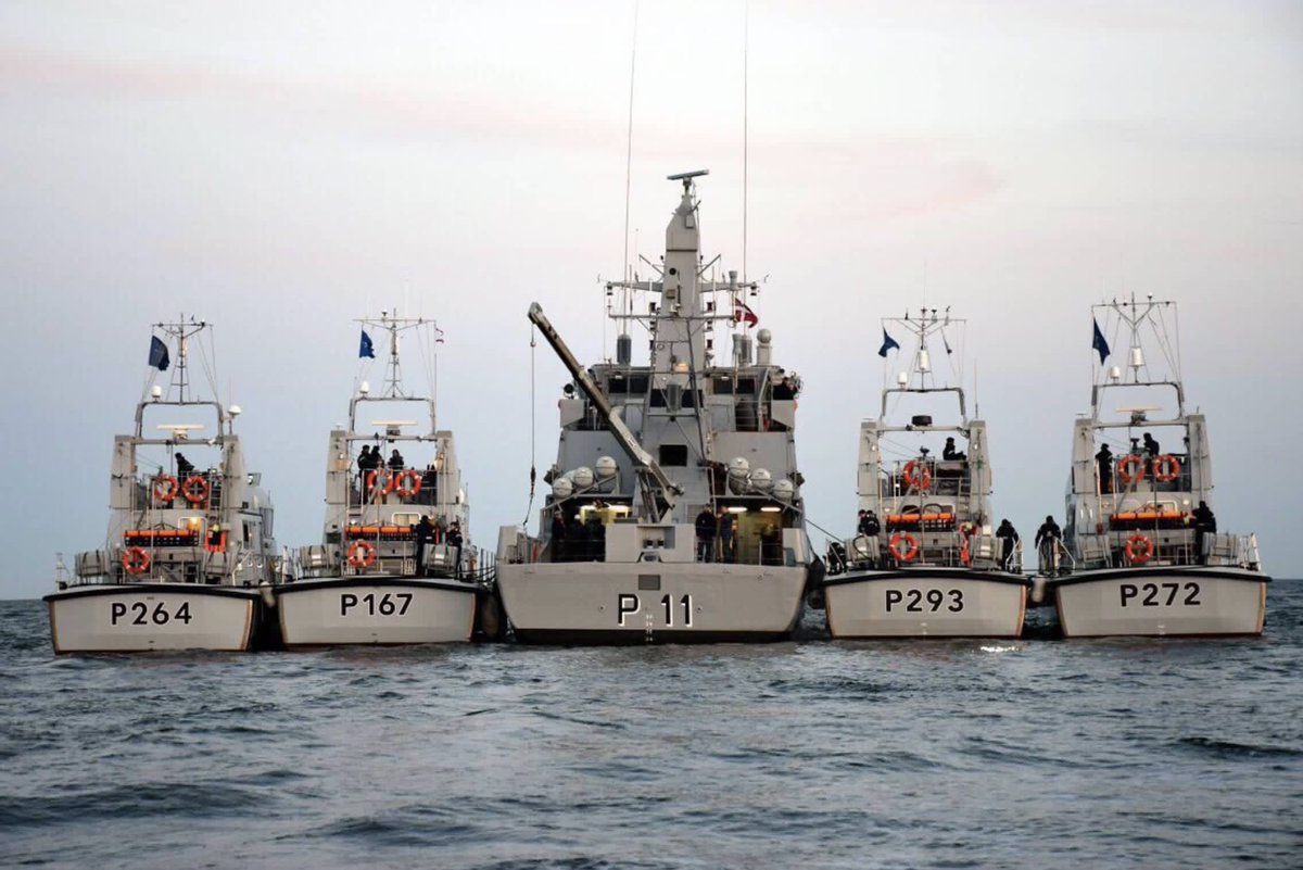 NavyLookout's tweet photo. #potd
HMS Ranger, Smiter, Exploit & Archer raft up with Žemaitis of Lithuanian Navy during #BALTOPS2017 https://t.co/l9G9w2Skf1