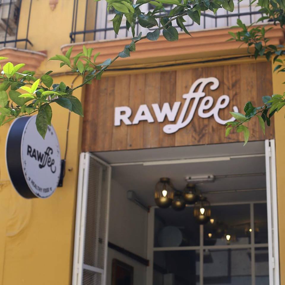 rawffee's tweet photo. It's Friday and we're open! Come and try our RAWMenu to eat in or take away 🍹🍞🥗☕️ #rawffee #valencia #FelizFinde #coldpressjuice https://t.co/E3kNQN30uv