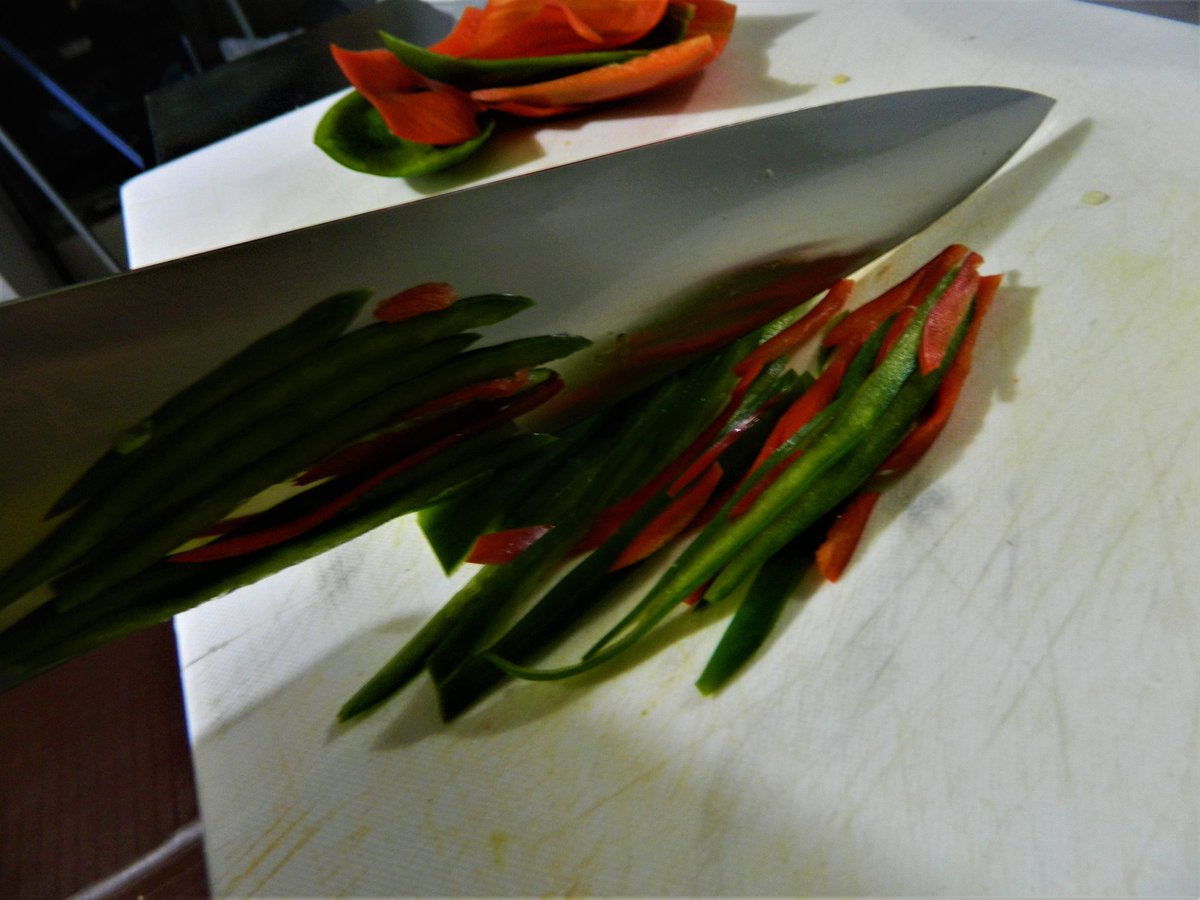 Ivan_Granizo's tweet photo. Cada ingrediente, cada corte, cada paso para poder crear una amalagama de color y sabor #sushilifestyle https://t.co/FKmd4ee3vI