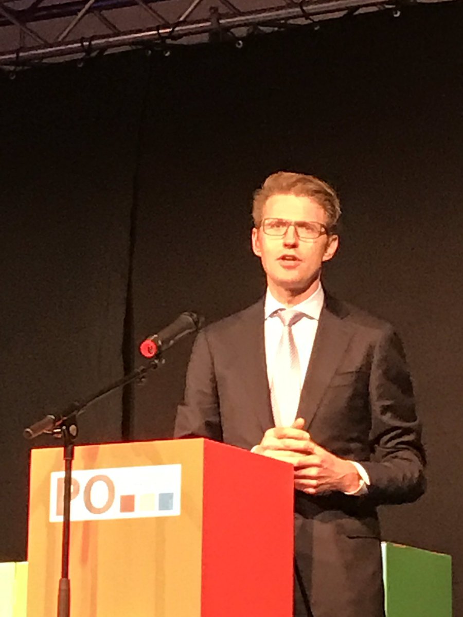 alidaoppers's tweet photo. @sanderdekker roept werkgevers in po op de afspraken over doorstroom naar hogere salarisschalen na te komen. Ook dat helpt!#poraadcongres https://t.co/Y3E3HKlPpJ