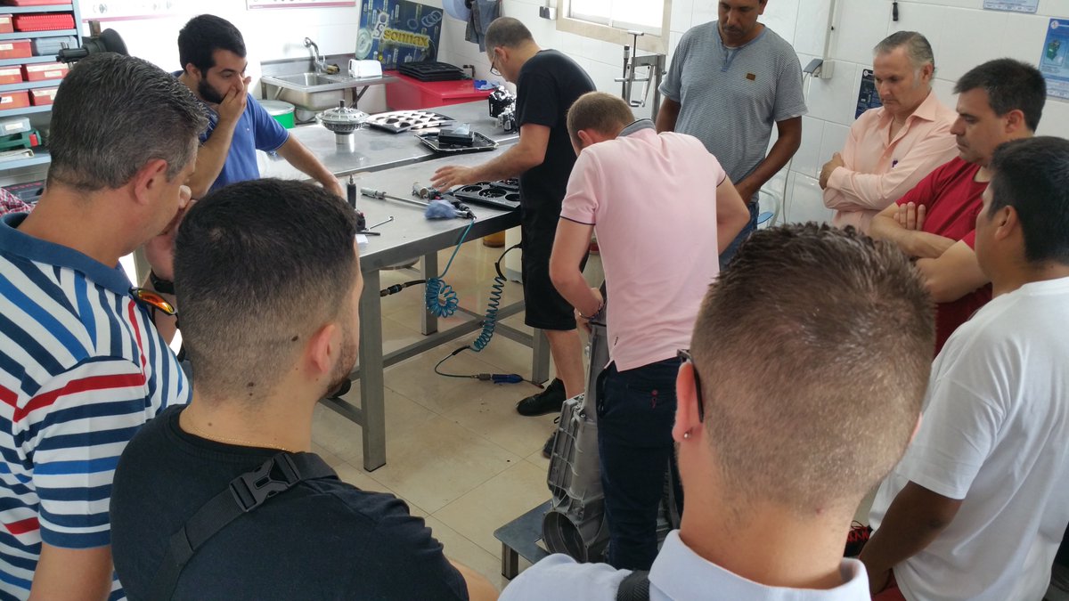 AutomaticChoice's tweet photo. Recta final #curso #formacion #0B5 #cambioAutomatico. Proximo curso en @ReMaTecShow te esperamos. @solovalvulas @smarcosanchez @ie_automocio https://t.co/TjLAiGIUtu