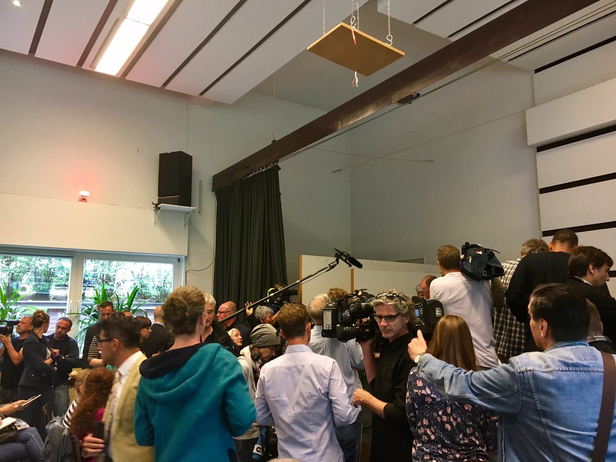 Nuée de médias pour l'ouverture à #Berlin d'une mosquée libérale. Prèches en allemand, h et f prient ensemble