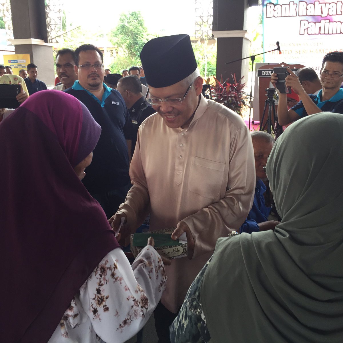 farizrazali's tweet photo. @dhzhamzah @myBankRakyat @zulkiflibujang @mykpdnkk @AmranLarut @mynewshub @tvalhijrahperak @HZ_CommsTeam @penyokongBN_pk @PerakToday @BernamaNewsCH Ahli Parlimen Larut @dhzhamzah menyampaikan agihan zakat Bank Rakyat kepada 1530 Asnaf di Parlimen Larut #CaringMP https://t.co/Ua1YEYkkc9