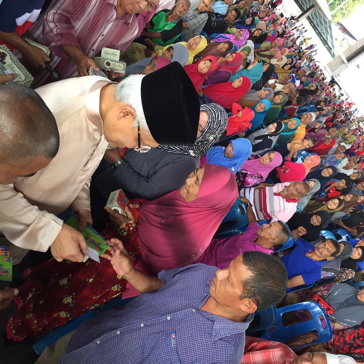 farizrazali's tweet photo. @dhzhamzah @myBankRakyat @zulkiflibujang @mykpdnkk @AmranLarut @mynewshub @tvalhijrahperak @HZ_CommsTeam @penyokongBN_pk @PerakToday @BernamaNewsCH Ahli Parlimen Larut @dhzhamzah menyampaikan agihan zakat Bank Rakyat kepada 1530 Asnaf di Parlimen Larut #CaringMP https://t.co/Ua1YEYkkc9