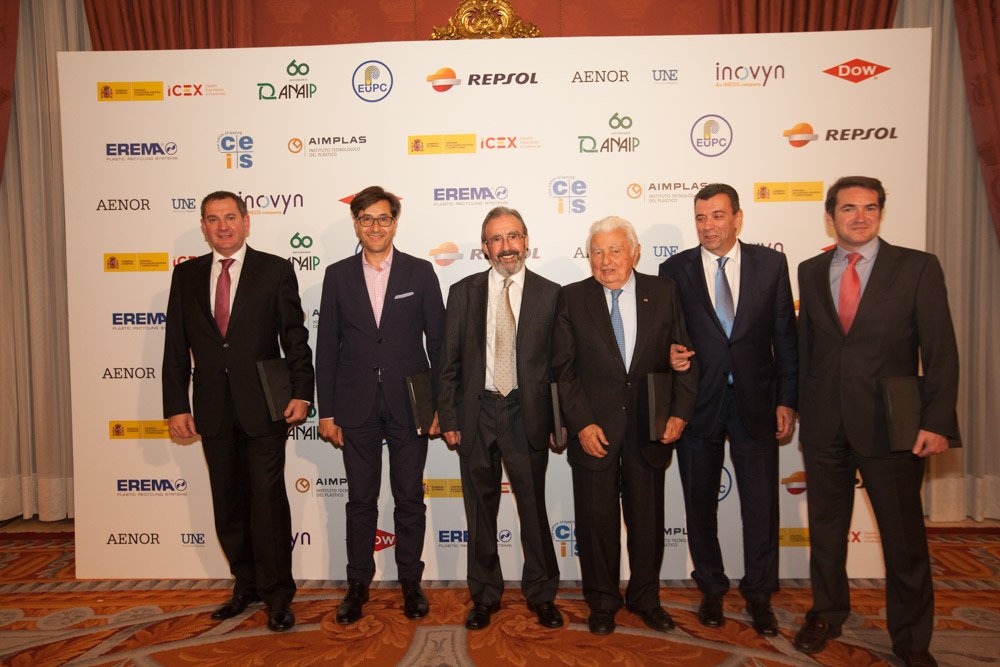 ANAIP_es's tweet photo. Durante la cena de gala de #CFPlastics se entregaron los premios de @EuPCplastics y los del https://t.co/GReci0Bg5Z 60 aniversario de ANAIP https://t.co/xgFjynKVVg