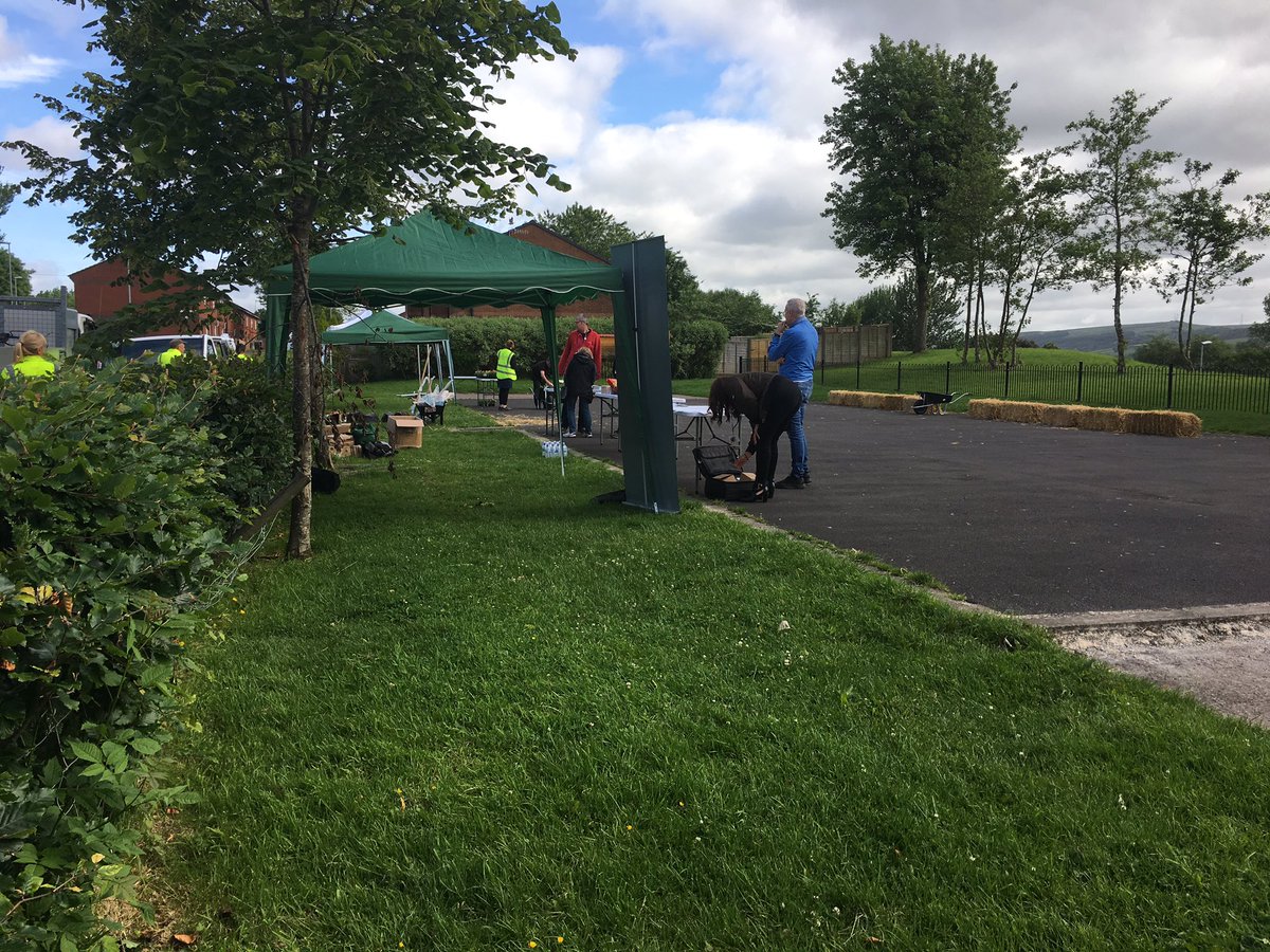 melissabFCHO's tweet photo. FCHO colleagues busy setting up for the Higginshaw Give and Gain Day 👍 #FCHOStrong #Giveandgain @FirstForFCHO https://t.co/gvGMAmfe1k