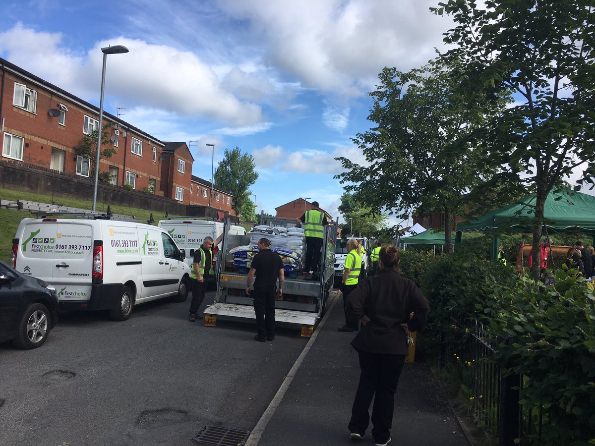 melissabFCHO's tweet photo. FCHO colleagues busy setting up for the Higginshaw Give and Gain Day 👍 #FCHOStrong #Giveandgain @FirstForFCHO https://t.co/gvGMAmfe1k