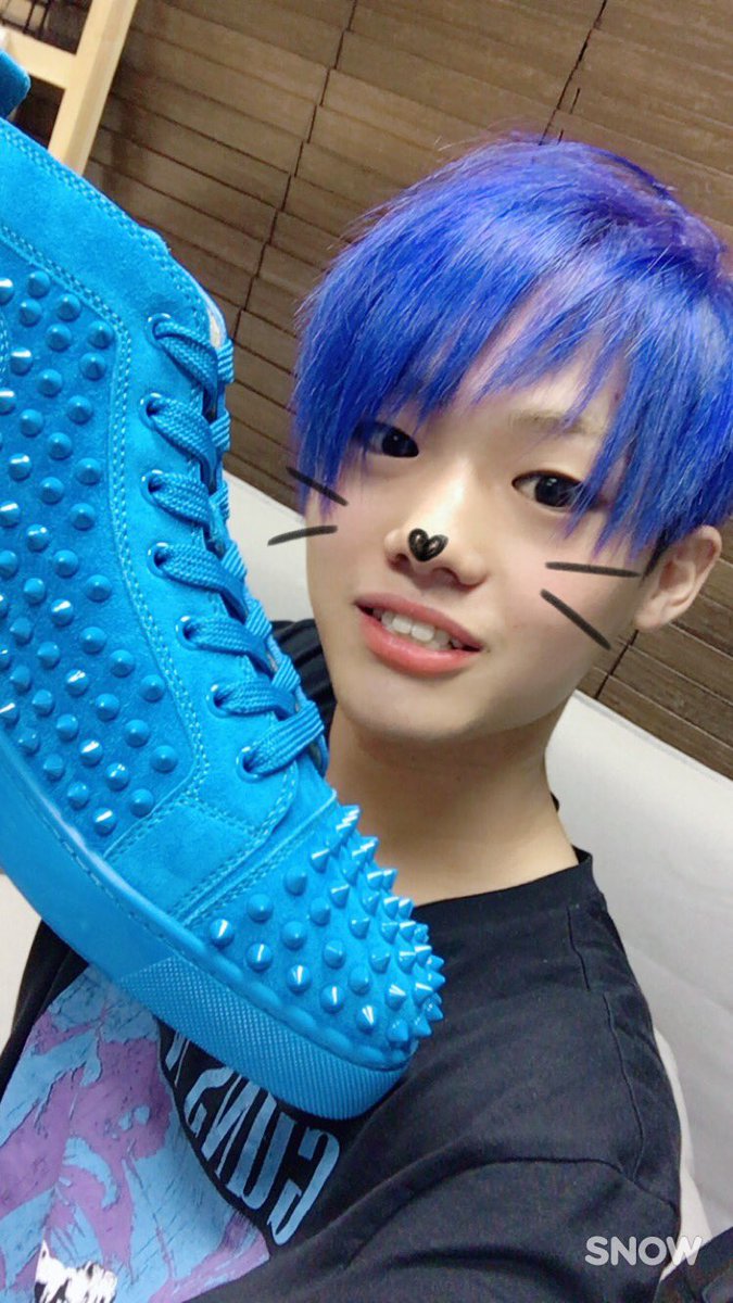16kun1's tweet photo. 昨日のお話。
ラファさんのルブタンの靴勝手に盗んでインスタで遊んでたら、、、
本当にルブタン買ってくれた😭

しかも、知らないうちに事務所に置いてくれててマジでイケメンだった😭

やばい…さりげなさすぎる…

結構冗談でいつも買ってくださいって言ってたけど本当に買ってくれるとは… https://t.co/5KLVJ6Vnh6