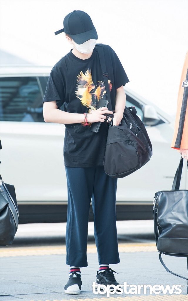 cyjpepidef's tweet photo. #WelcomeGOT7toThailand  เหนือสิ่งอื่นใดเหนือกว่าความดีใจที่ได้ต้อนรับเด็กๆมาไทยคือการที่ยองแจใส่รองเท้าคนละยี่ห้อ #นากผู้นำแฟชั่นที่แท้ทรู https://t.co/tQjes6UVGh