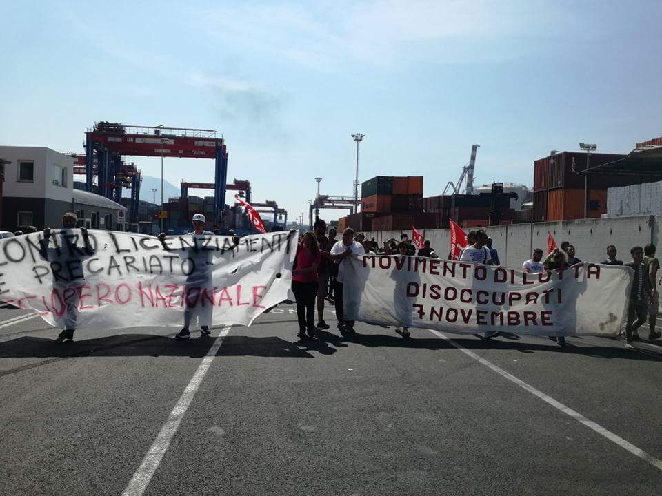 Iskra_Aversa's tweet photo. #16giugno  #napoli durante la giornata di #sciopero qui si blocca il porto assieme a molti lavoratori e disoccupati del territorio https://t.co/do3N8mgSQP