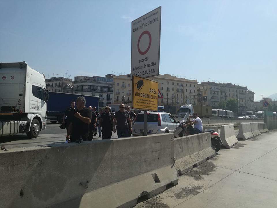 Iskra_Aversa's tweet photo. #16giugno  #napoli durante la giornata di #sciopero qui si blocca il porto assieme a molti lavoratori e disoccupati del territorio https://t.co/do3N8mgSQP