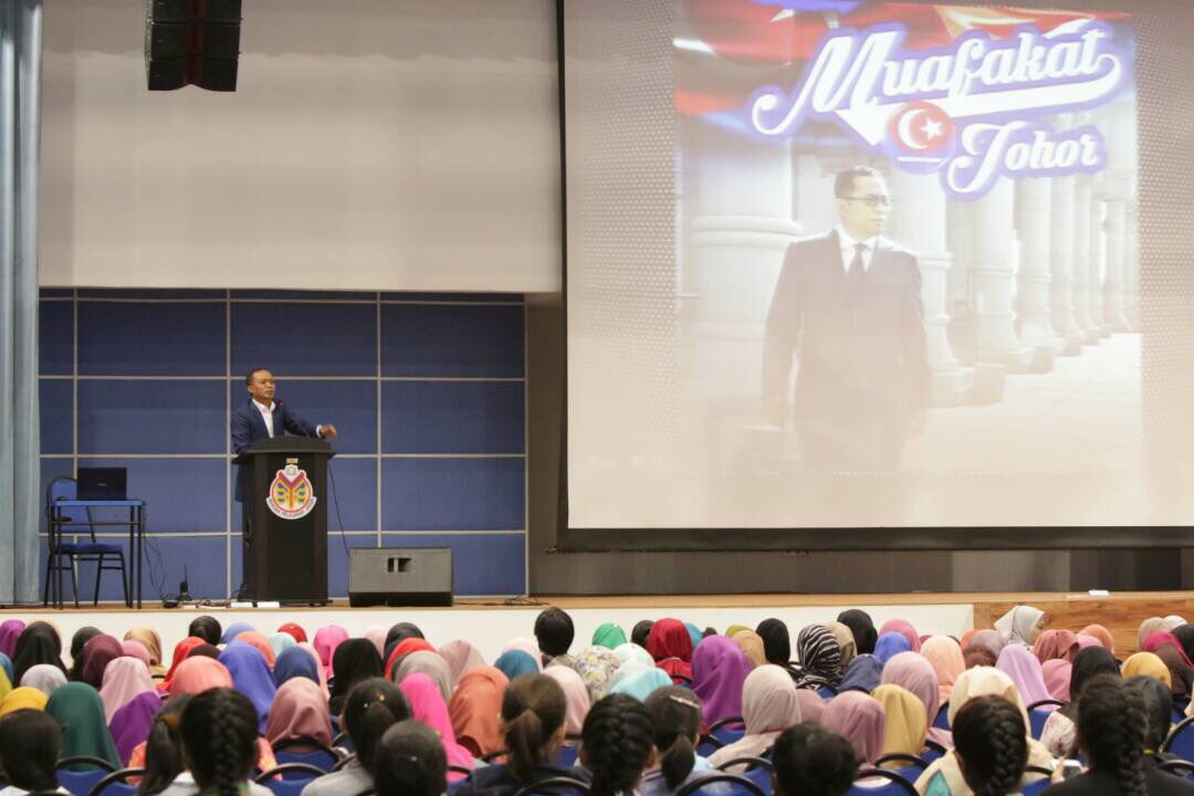 Ceramah ttg #MuafakatJohor #JohorBerkemajuan #TeamJohor kpd 700 mahasiswa/i baru Kolej YPJ sempena MingguSuaiKenal  @khalednordin