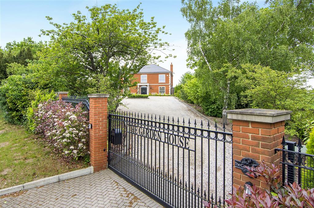 ConnellsEA's tweet photo. For today's #FeatureFriday we're focusing on a stunning property set within the lovely village of #LittleBurstead in #Essex. https://t.co/VpwCY7j4kH
