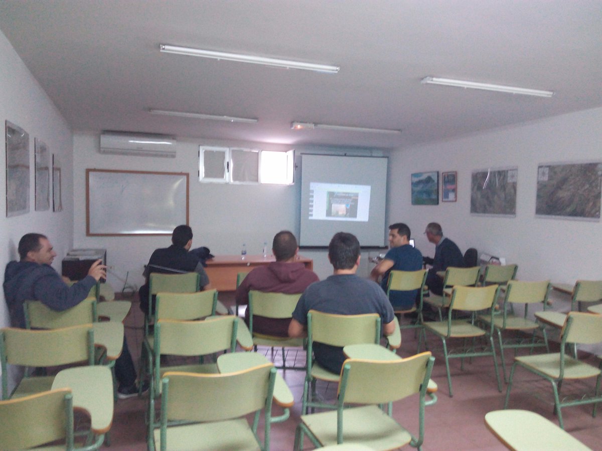 PcValsequillo's tweet photo. Continuamos con la formación, ayer charla sobre Medidas de Seguridad en Incendios Forestales 🔥🌲🌳 impartida por Víctor Navarro Delgado 🌲🌳🔥 https://t.co/W5d0yKXezE
