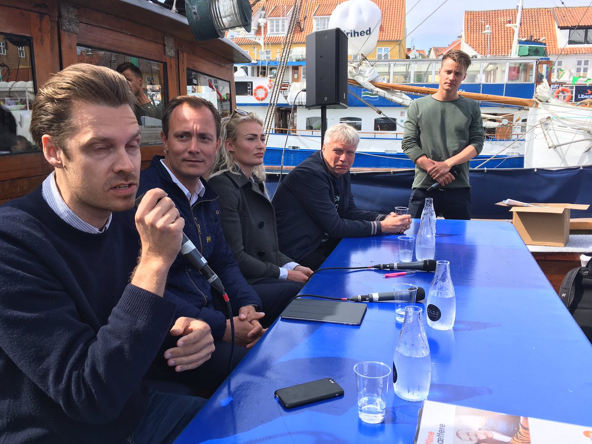 ivaerkskibet's tweet photo. I fremtiden bliver vi alle iværksættere - panelet er igang med bla. @uffeelbaek @cphftw Michael Bak, Eva Behrmann @chr_vintergaard #fmdk https://t.co/SUJjQwxhK7