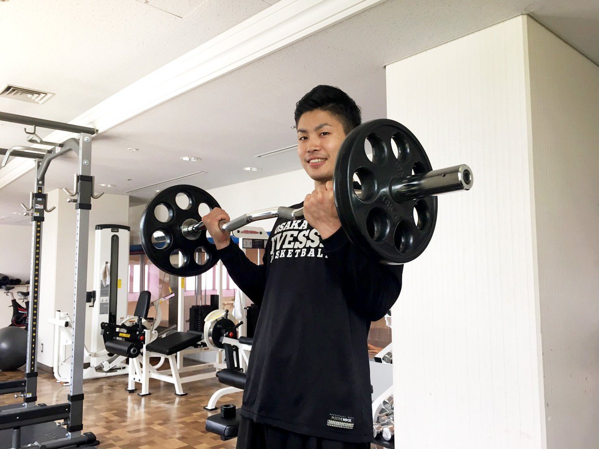 爽やかな笑顔で筋トレ