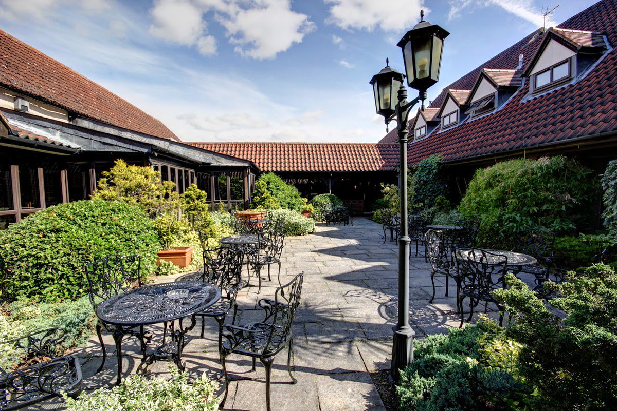 ChichesterHtl's tweet photo. Happy Friday, look forward to enjoying the glorious sunshine this weekend, sample some alfresco dining @ChichesterHtl #alfresco #sunshine https://t.co/HiuLZu6NEp