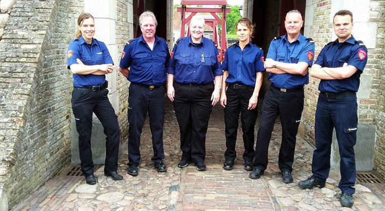 Brandweer_NL's tweet photo. Een aantal regio´s werken al met een buurtbrandweerman of -vrouw. @ElisePastoor bracht ze eens een dag bij elkaar. https://t.co/ajHvPLe2tm https://t.co/INPWB7jztB
